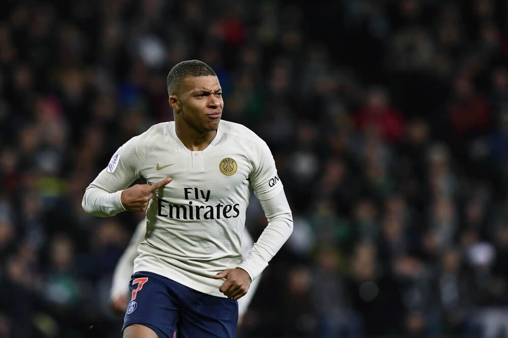 何穗元旦晒儿子! 和陈伟霆陪娃迎新年, 一个月Winsome趴爸爸背上